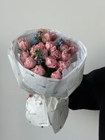 Букет из 19 розовых пионовидных тюльпанов и голубого оксипеталума