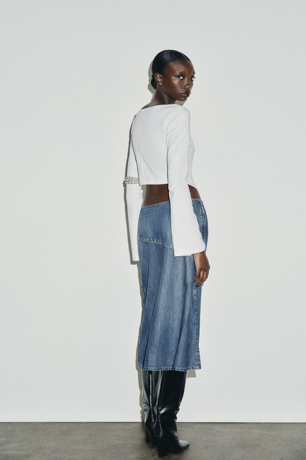 ZARA ФУТБОЛКА С АСИММЕТРИЧНЫМ ВЫРЕЗОМ ЛОДОЧКОЙ, БЕЛЫЙ