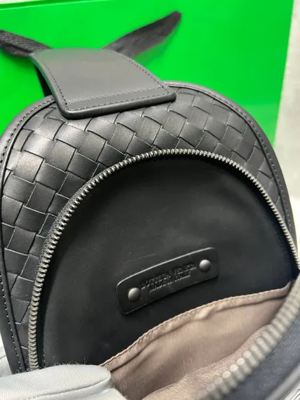 Сумка-слинг Bottega Veneta Intrecciato черная