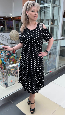 Трикотажное платье в горошек с вынутыми плечиками