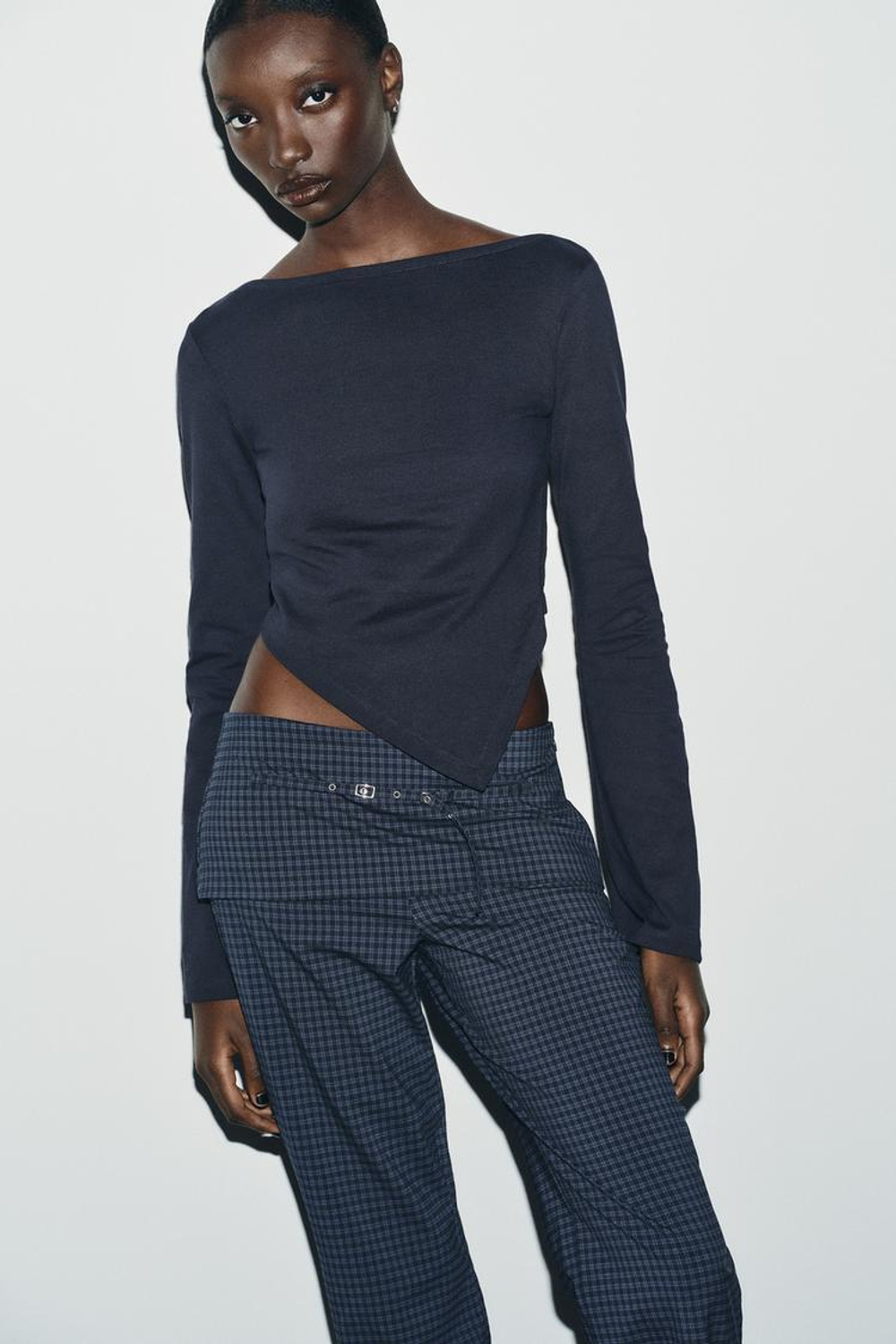 ZARA ФУТБОЛКА С АСИММЕТРИЧНЫМ ВЫРЕЗОМ ЛОДОЧКОЙ, МОРСКОЙ СИНИЙ