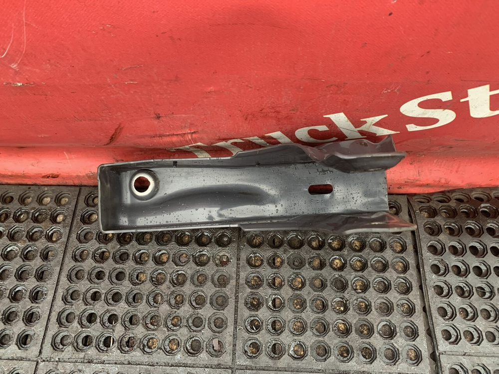 Кронштейн замка кабины левый 2017г