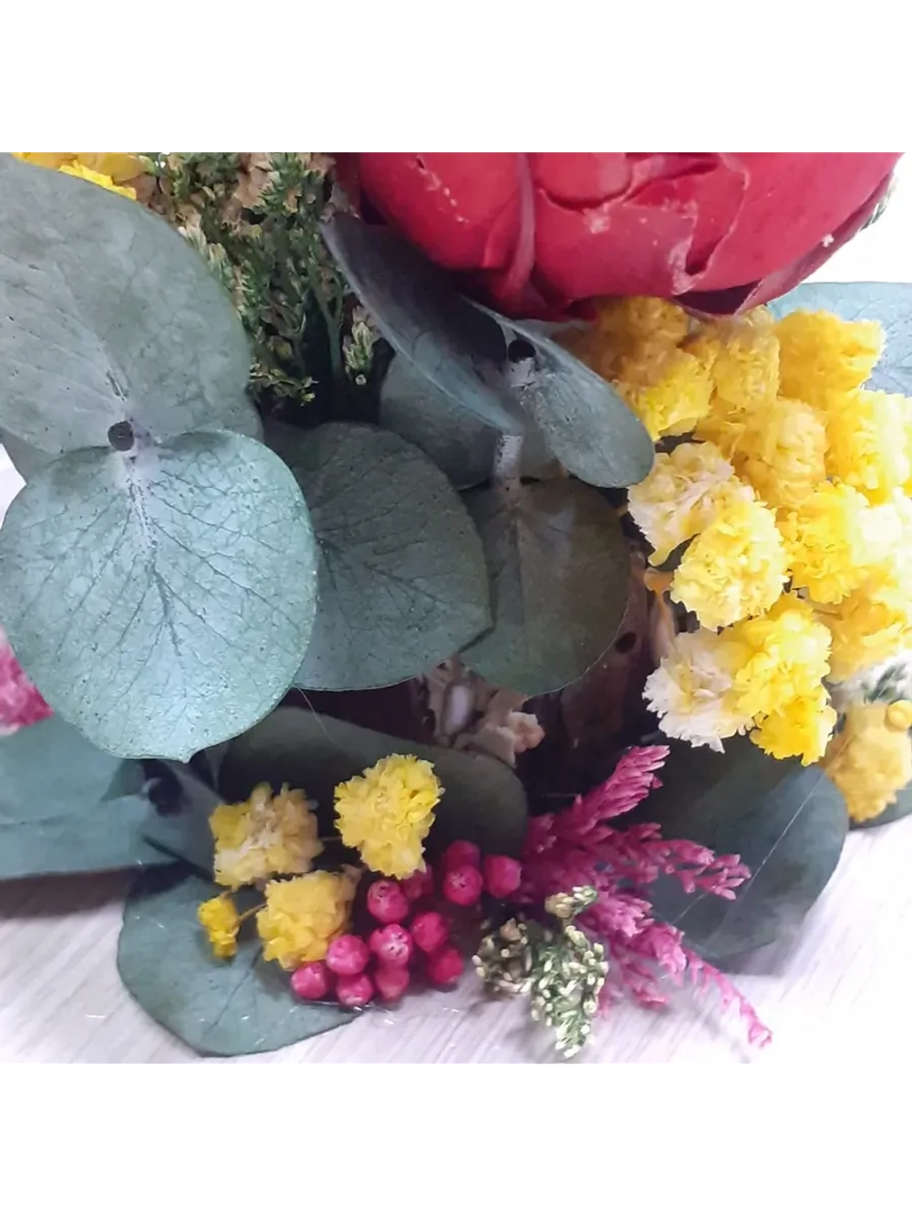 композиция из пионов, эвкалипта, лимониума