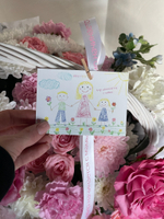 Корзина сборная из кустовых пионовидных роз, одноголовых роз, диантусов, хризантемы и оксипеталума