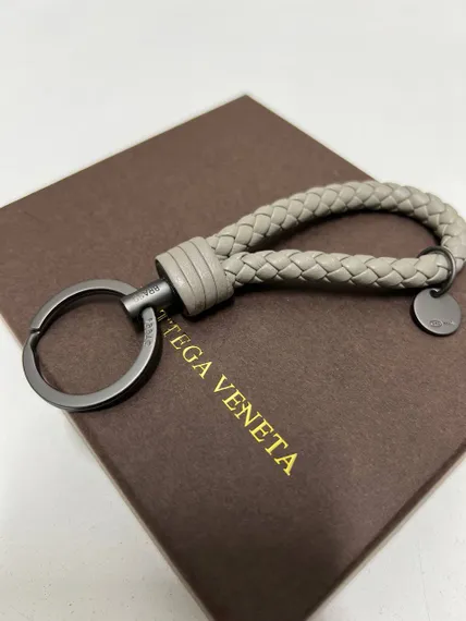 Брелок кожаный Bottega Venetta intrecciato, плетеный