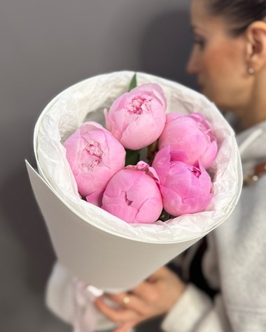 5 пионов сорта "Сара Бернар"