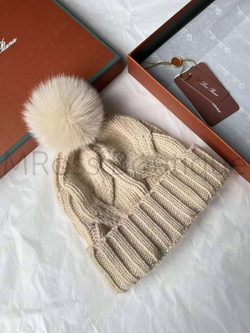 Бежевая шапка Loro Piana с меховым помпоном
