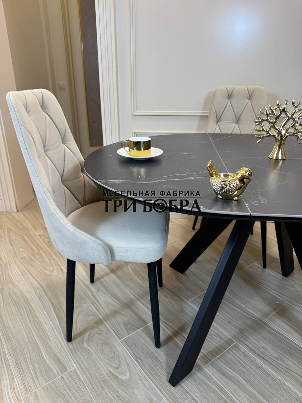 Круглый раздвижной стол "Бонжур", керамогранит, черный мрамор и стулья "Лондон"