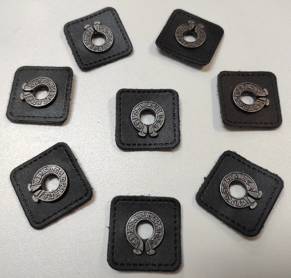 Нашивка. Черная кожа+никель, 3,5 см