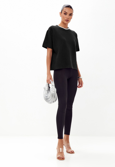 Футболка с кристаллами на воротнике