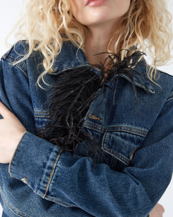 Джинсовая куртка с перьями