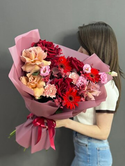 Авторский букет с французскими розами и герберами