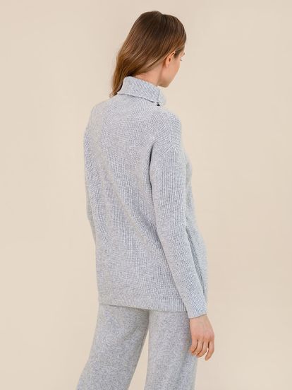Женский свитер светло-серого цвета из шерсти и кашемира - фото 4