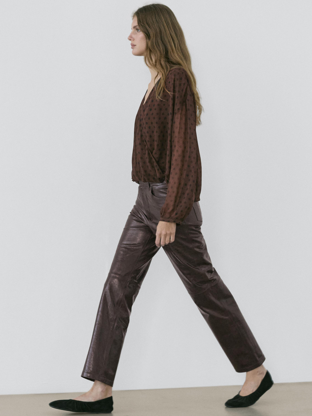 Massimo Dutti Блуза из струящейся ткани внахлест с узором в горошек, коричневый