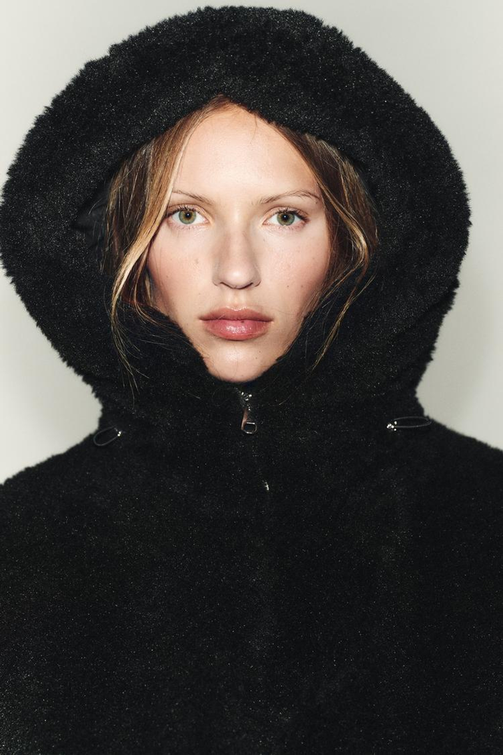 ZARA УТЕПЛЕННЫЙ БОМБЕР ИЗ ИСКУССТВЕННОГО МЕХА С КАПЮШОНОМ, ЧЕРНЫЙ