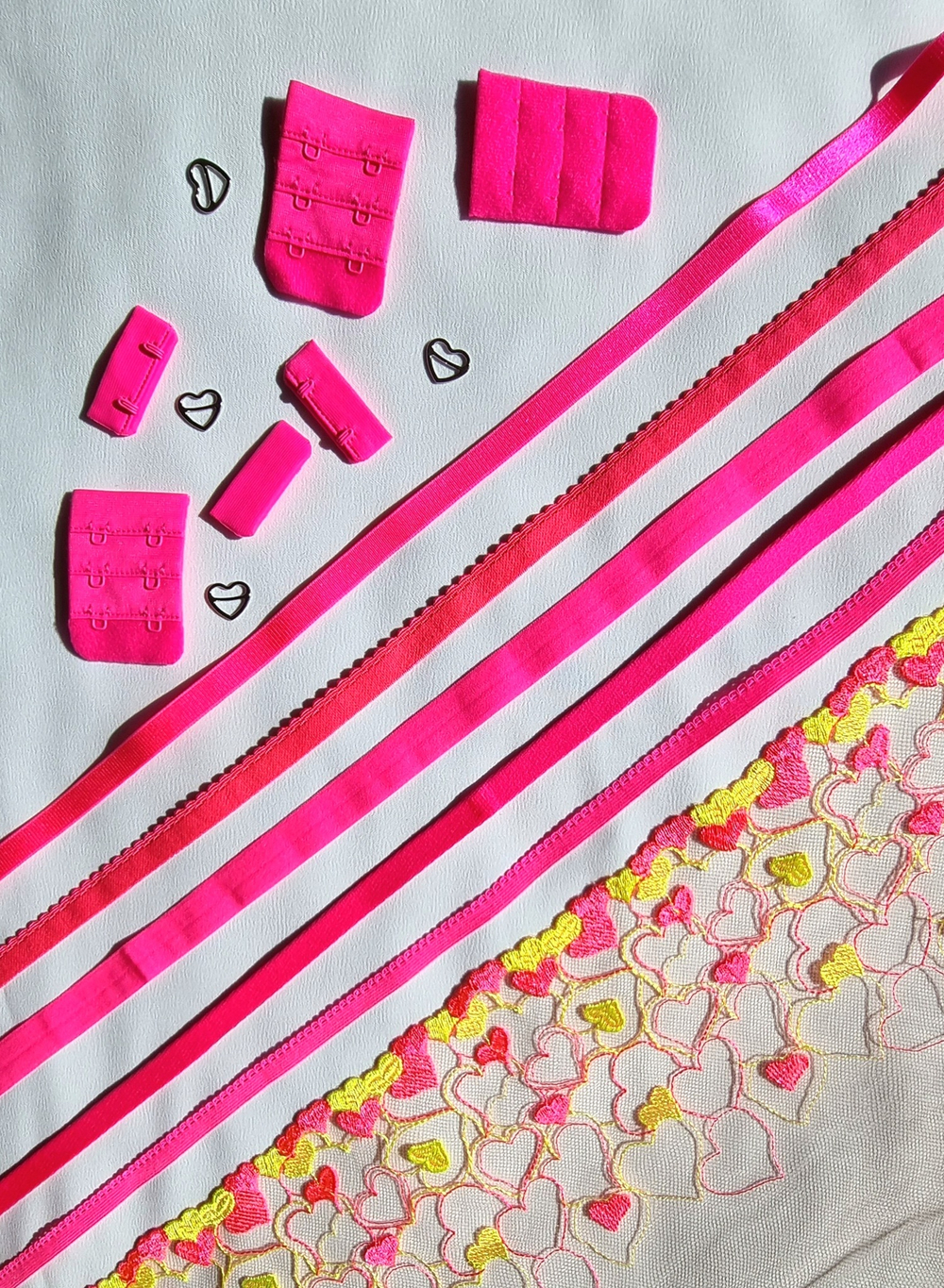 Ажурная резинка тонкая розовый неон 8 мм