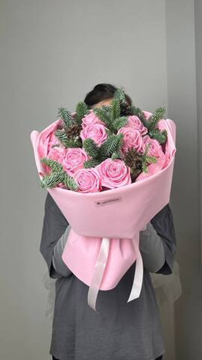 Букет из роз с датской елью