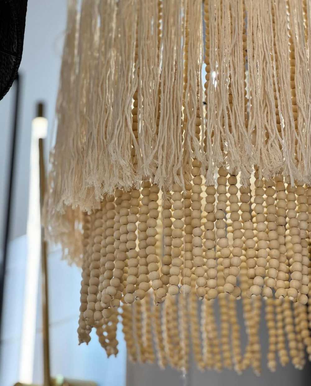 Подвесная люстра в натуральном стиле с многоярусной бахромой.