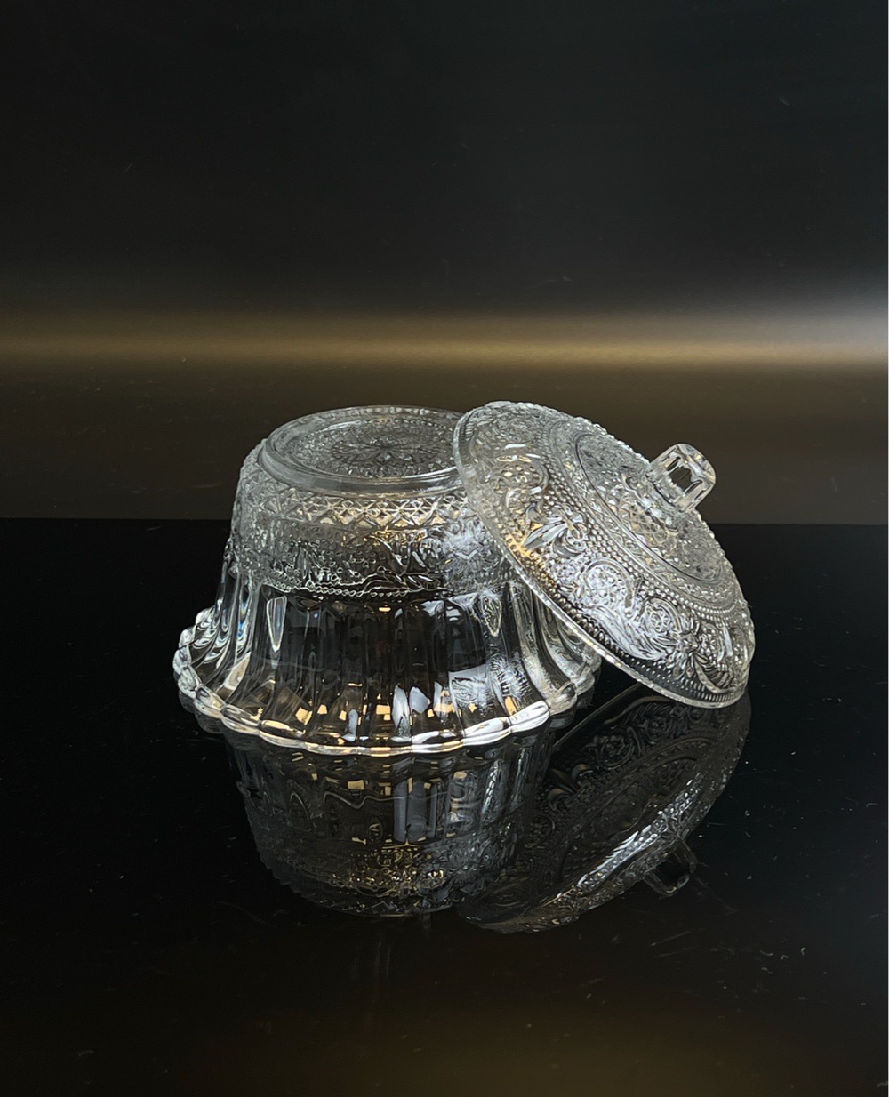 Сахарница стеклянная с крышкой, резной изящный узор, винтаж СССР 1970-1990 гг 20/