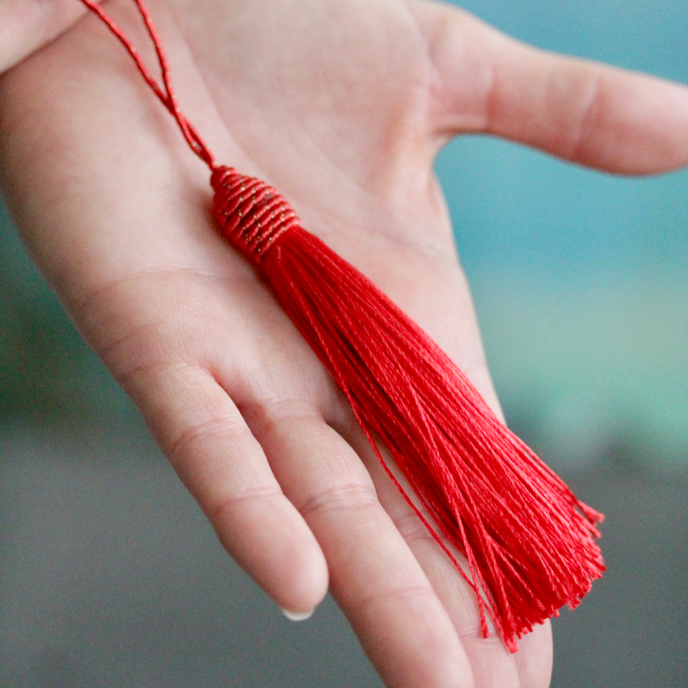 Кисточка подвеска для сердца шелковая красная