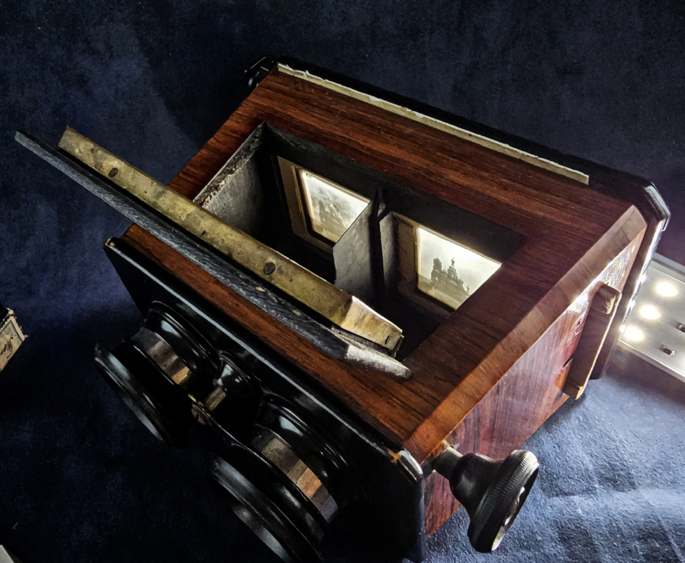 "Коллекция из 16 редких трехмерных стереоизображений Санкт-Петербурга и Кронштадта на стекле вместе со стереоскопом". Николай Петрович Сырейщиков. 1900 г.