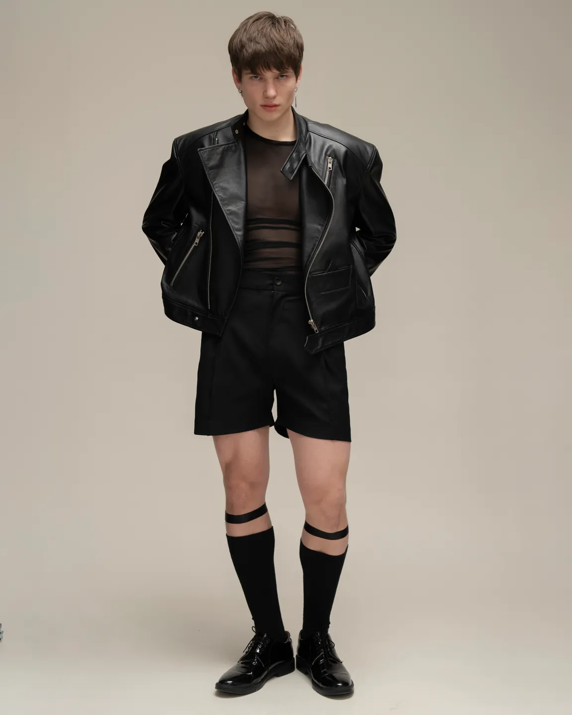 Черная кожаная куртка 