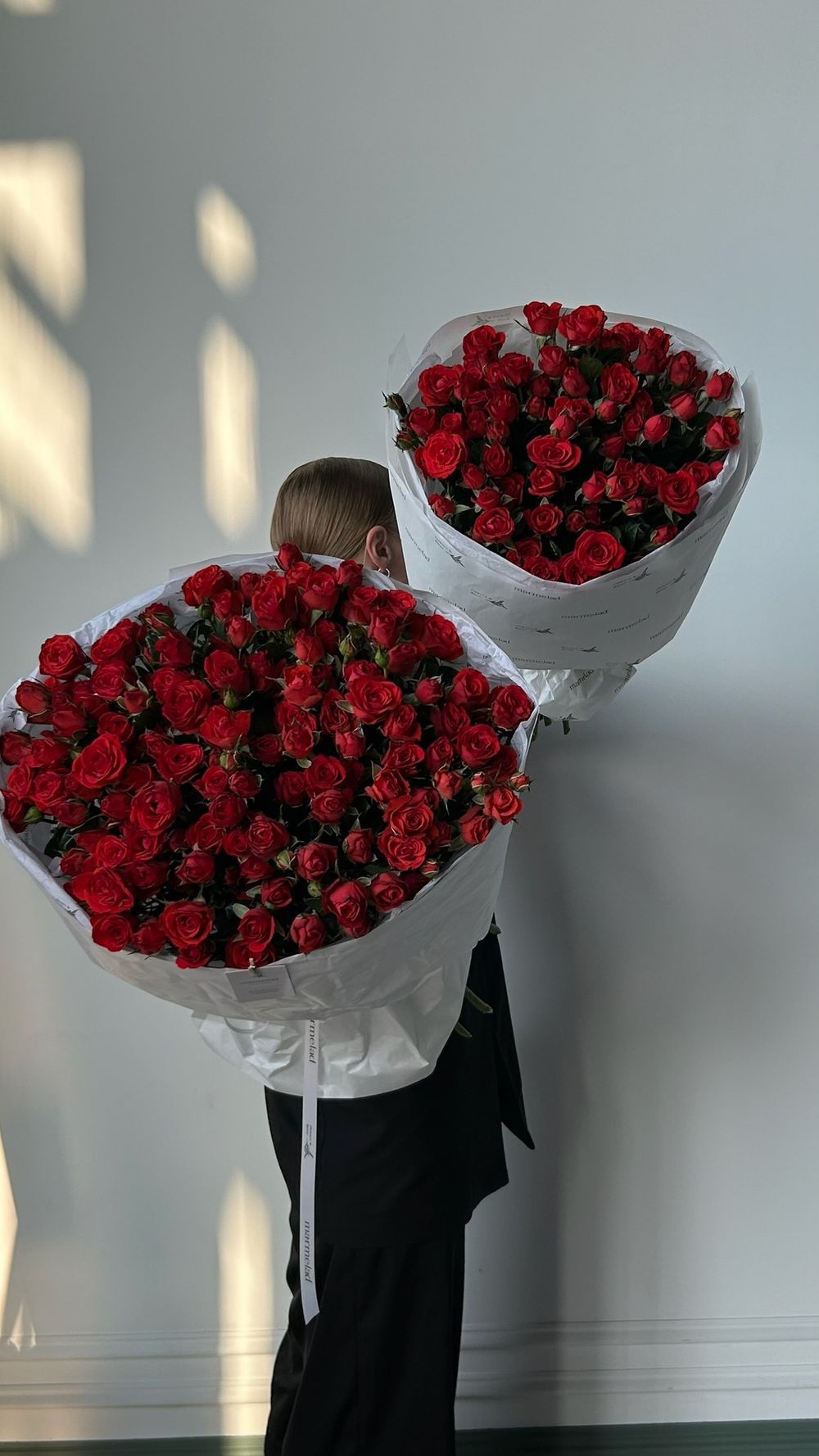 Букет моно из кустовых роз 15 шт в красном оттенке