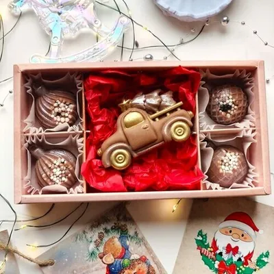 Фотография Новогодняя машинка и шоколадные конфеты/80гр купить в магазине Афлора