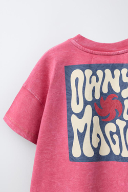 ZARA ФУТБОЛКА ИЗ ФУТЕРА С ПРИНТОМ, КАРМАНОМ И ЭФФЕКТОМ ПОТЕРТОСТИ, РОЗОВЫЙ МЕЛАНЖ