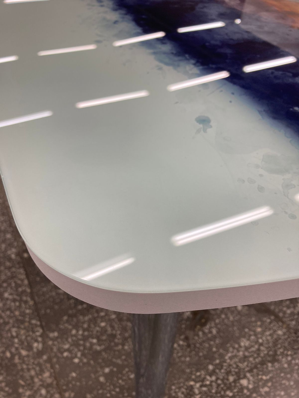 Стол разд Стеклянный подстолье прямое хром Царг.пояс белый Ст-ца абстракция (белый)