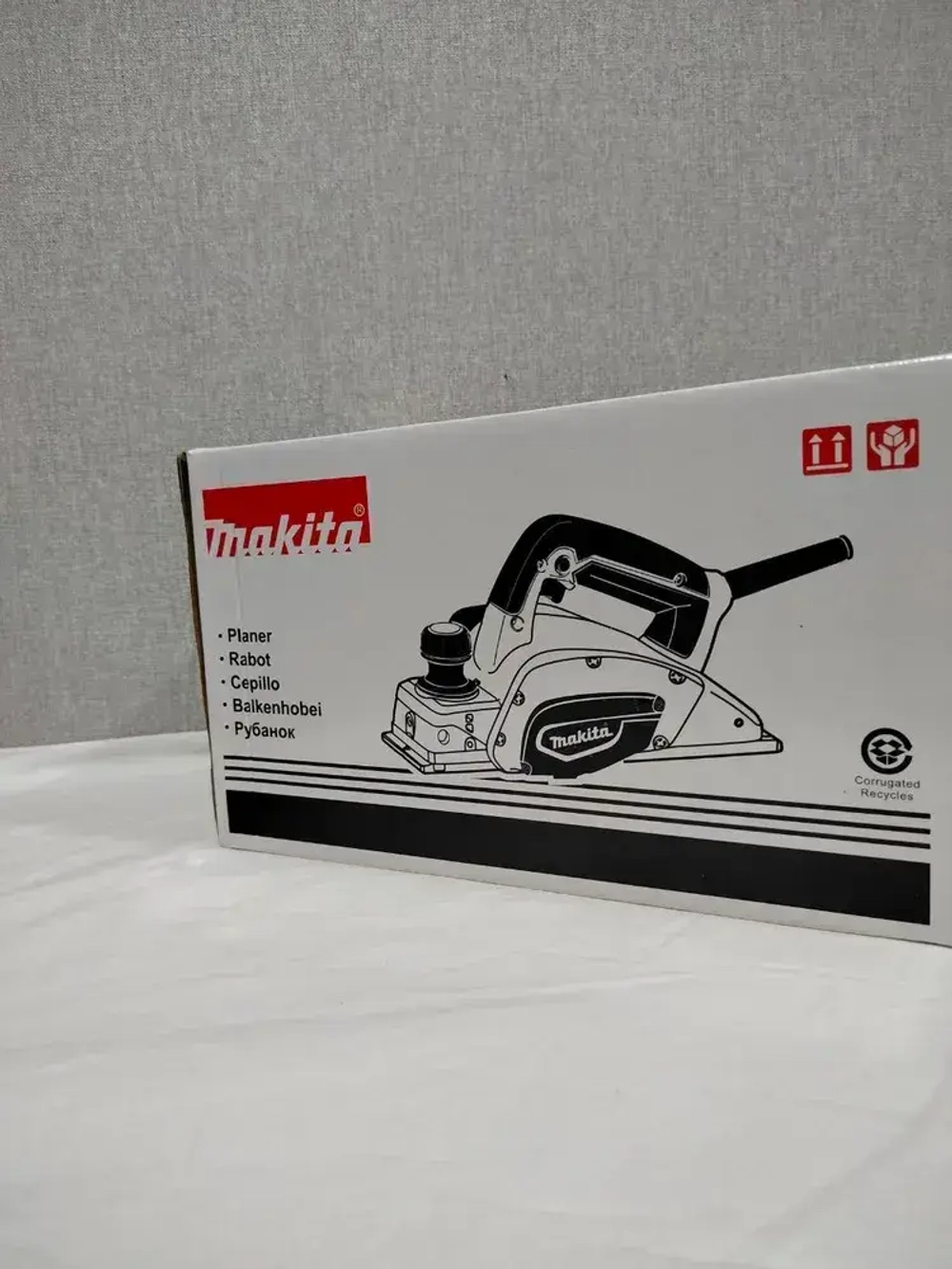 Электрорубанок Макита КР0800