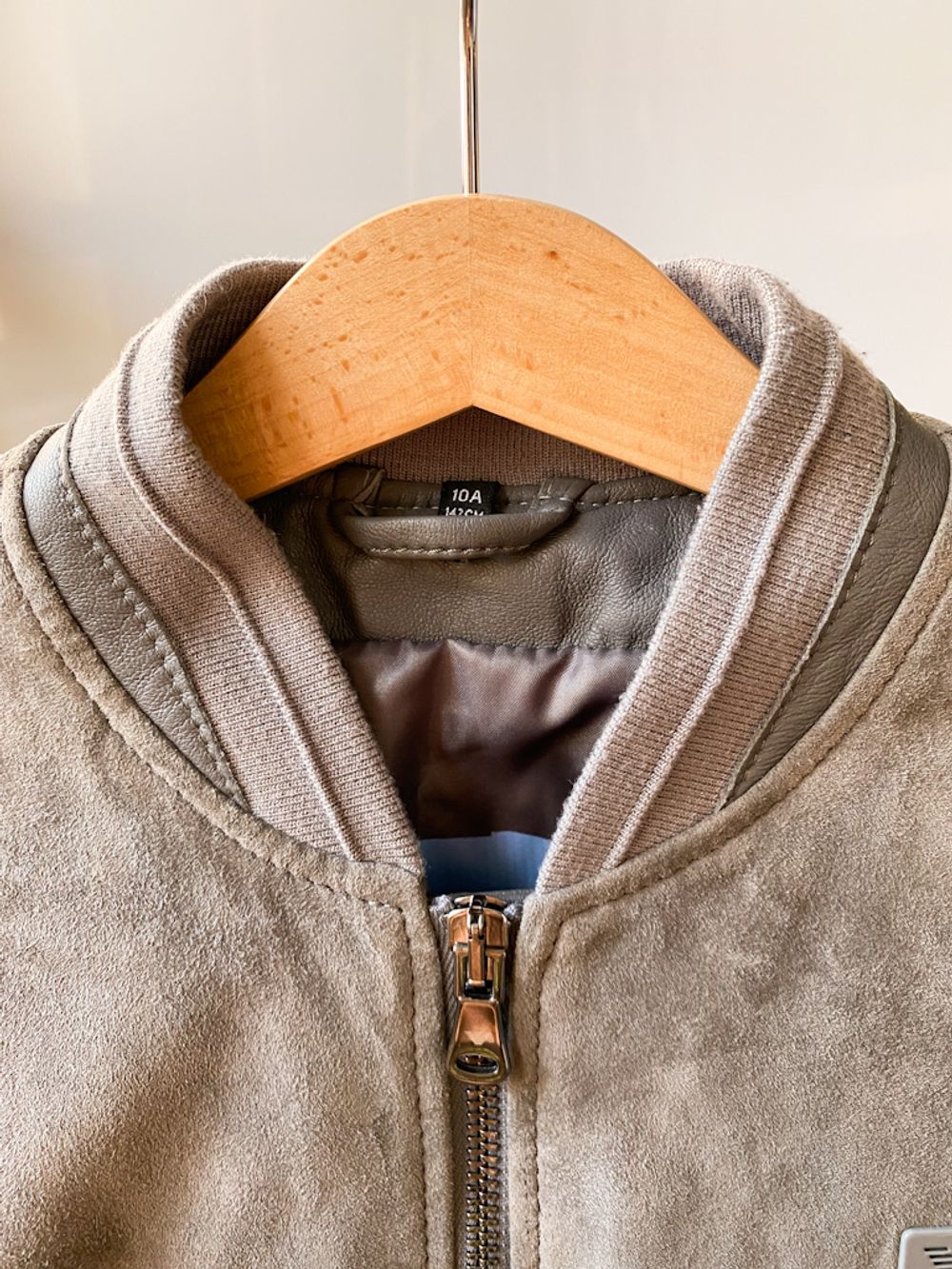 Кожаная куртка Armani, 140