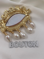 Брошь Скиапар. золотистая в форме красного глаза с жемчугом и стразами