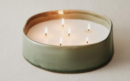 Zara Home Свеча ароматическая Pure Gardenia 590 г, растительный воск, аромат цветочный, Розовый