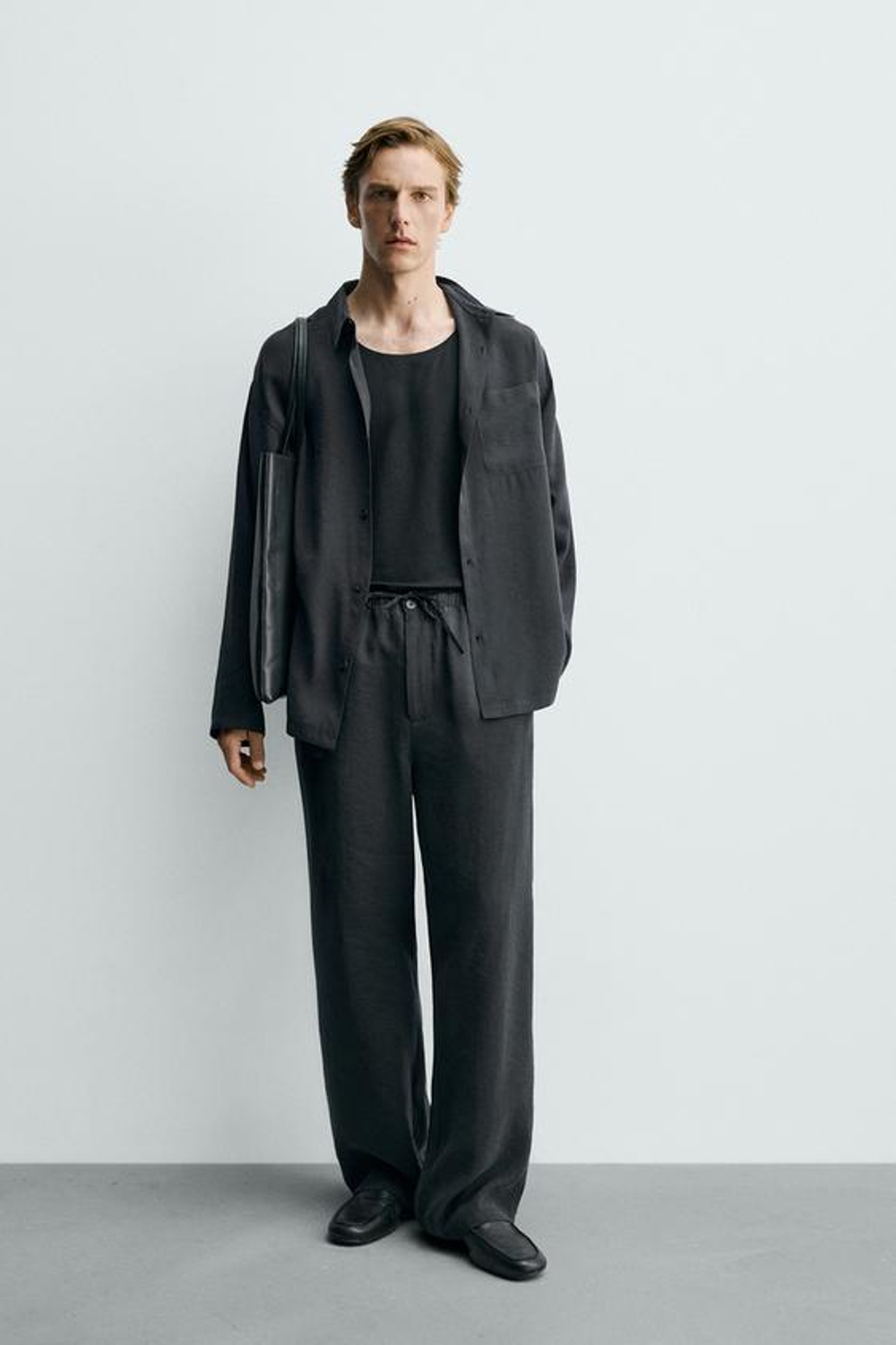 ZARA БРЮКИ RELAXED FIT ИЗ СТРУЯЩЕЙСЯ ТКАНИ, ЧЕРНЫЙ