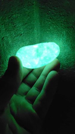 Светящие камни в темноте. Декоративный грунт.