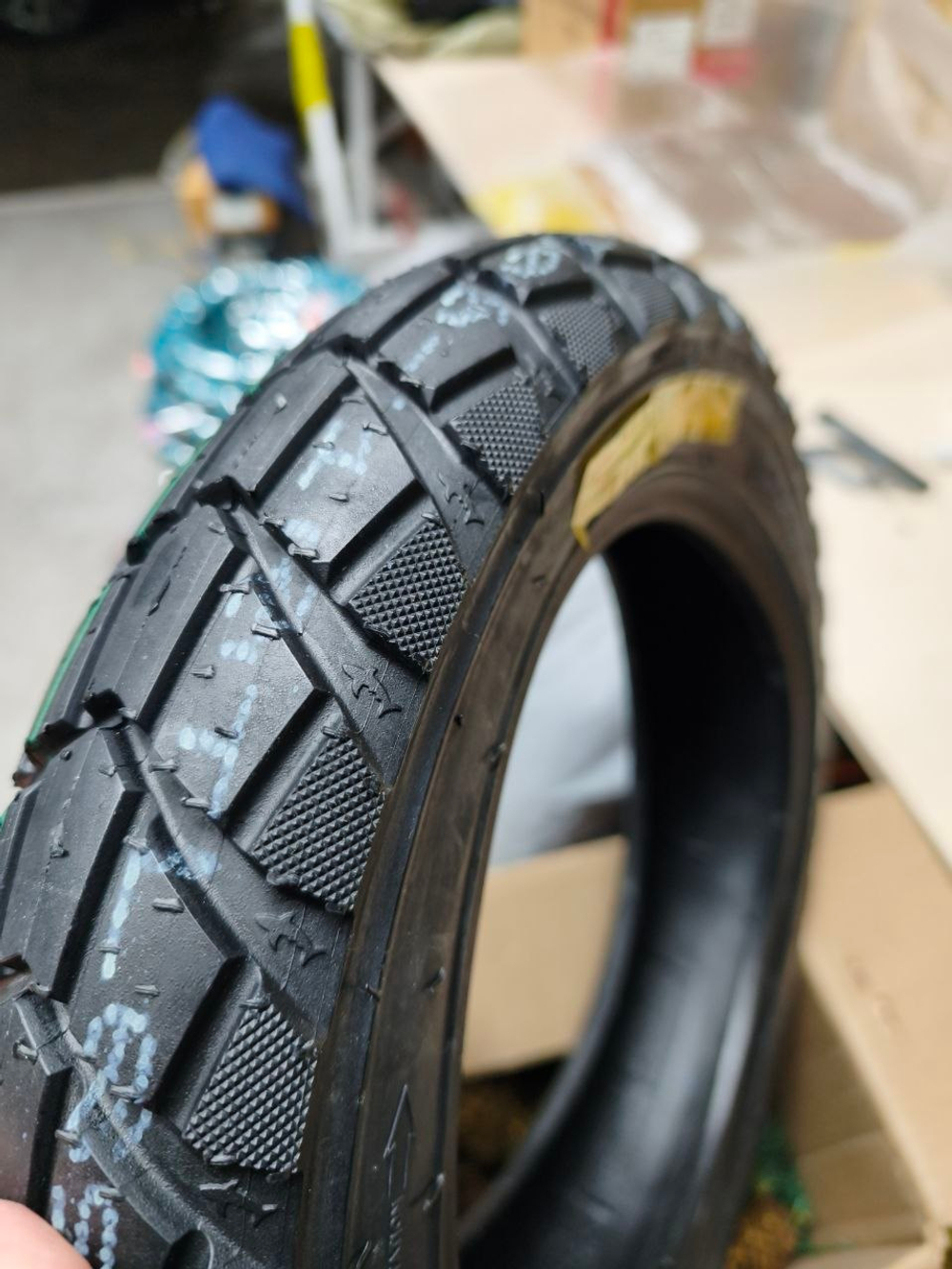 Покрышка бескамерная 3.0-10