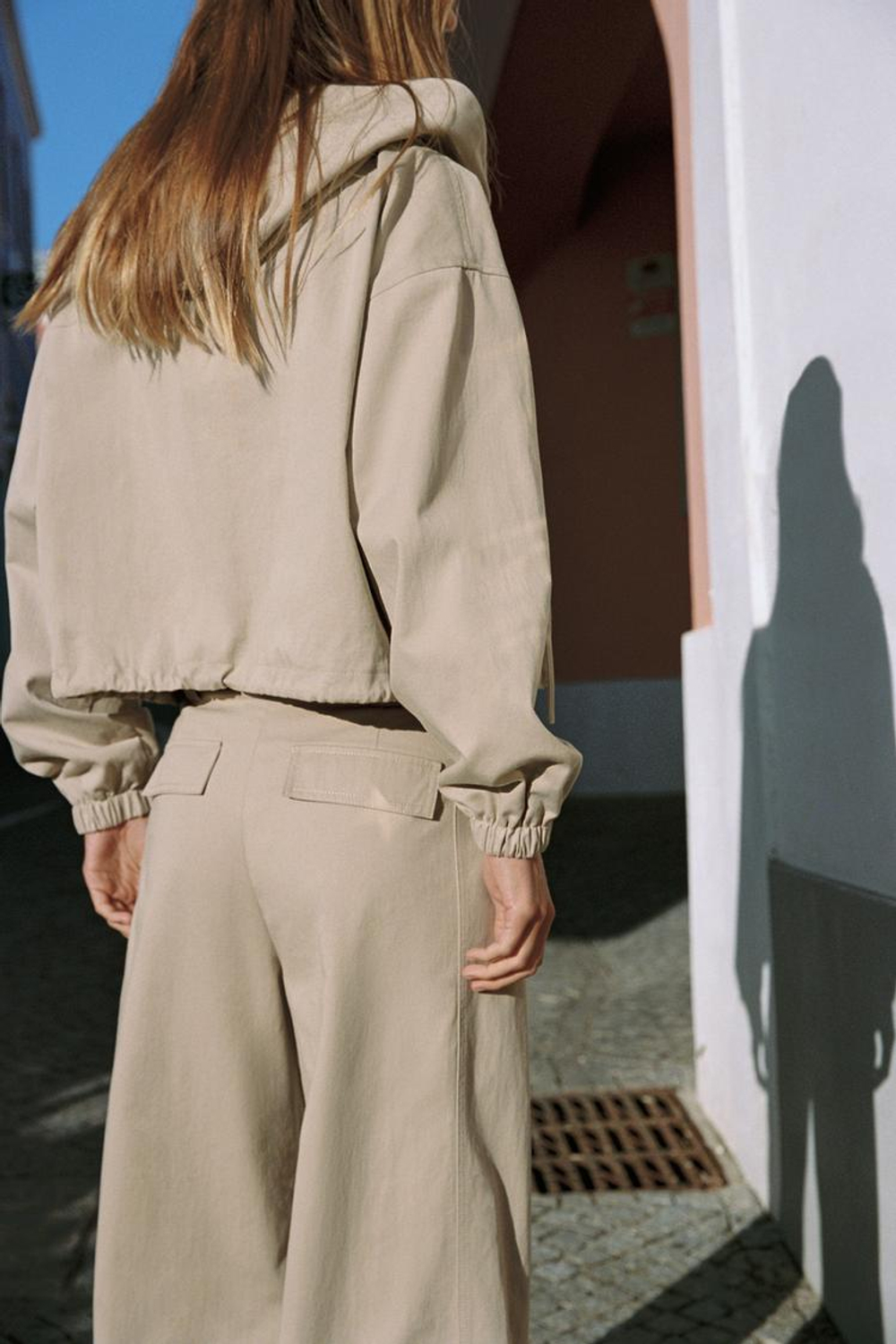 ZARA КУРТКА С КАПЮШОНОМ, ЦВЕТ СЛОНОВОЙ КОСТИ