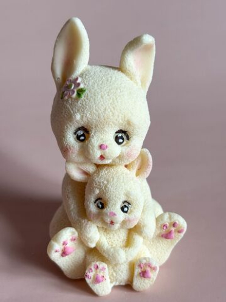 Фигурка из шоколадной глазури "Кролик мама с малышом" белая