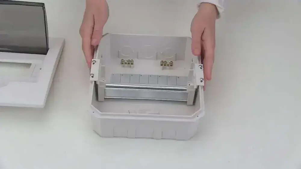 Щит распределительный навесной ЭРА ЩРН-П-24 SIMPLE пластиковый на 24 модуля / Щиток квартирный с дверцей IP41, 326х271х92 мм, белый