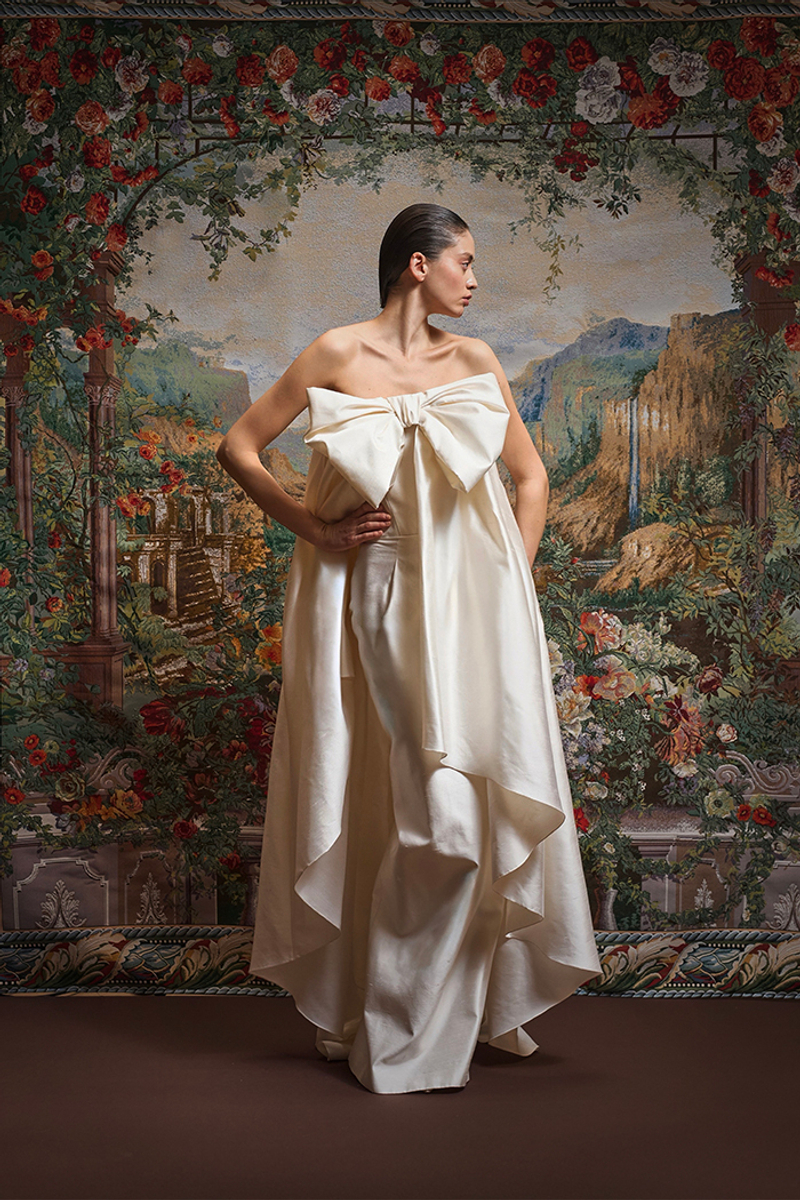 Платье макси из дикого шелка с накладным шлейфом, декорированным объемным бантом