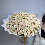 Чудесный букет с кустовой розой