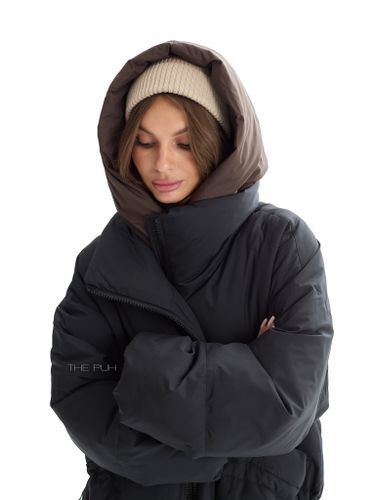 Черно-шоколадный длинный пуховик с капюшоном