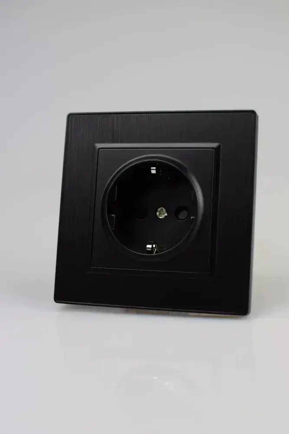Розетка черная одинарная пластик