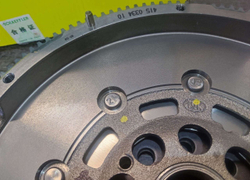 Новый маховик двухмассовый LUK 415033410 MQ250