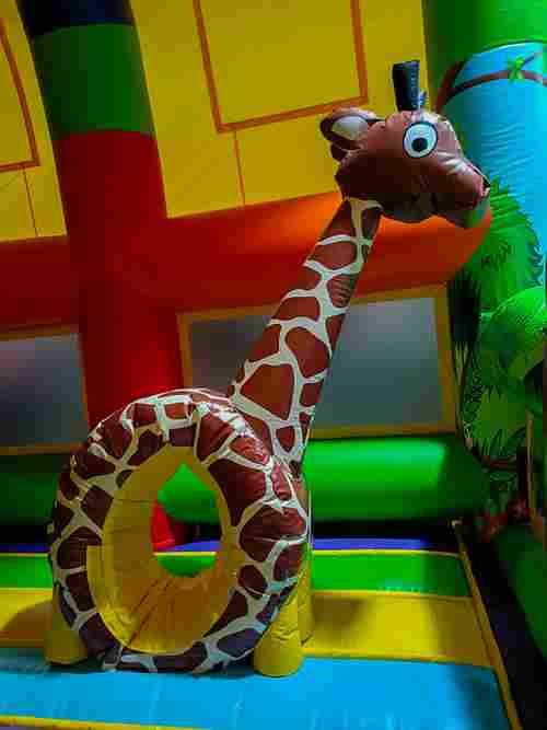 Надувной батут «Зверята с крышей» с горкой и скалодромом, 10х6х6 м
