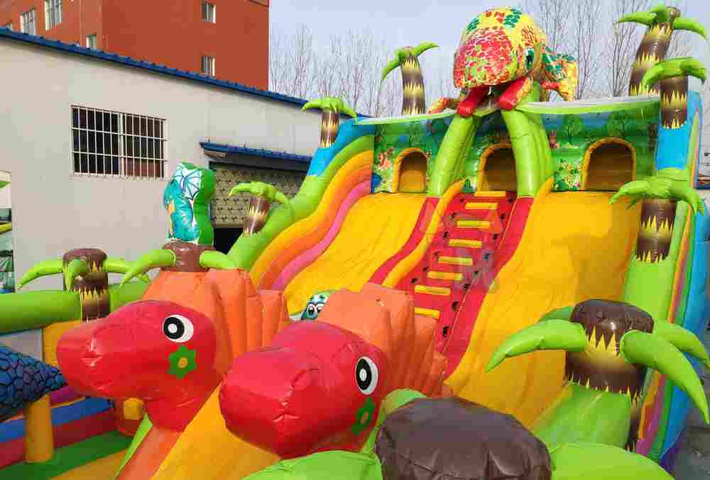 Коммерческий надувной батут "Хамелеон и динозавры" 14*7*6 м