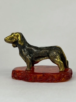 Бронзовая статуэтка на янтаре