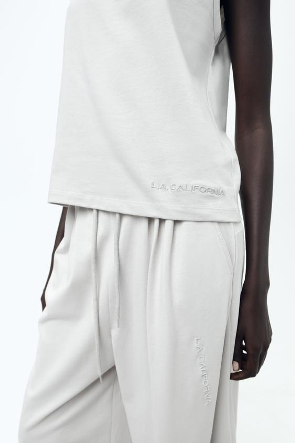 ZARA ТОП В МИНИМАЛИСТСКОМ СТИЛЕ С НАДПИСЬЮ, СВЕТЛО-СЕРЫЙ