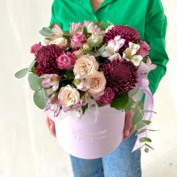 Шляпная коробка с хризантемой, кустовой розой и альстромерией.